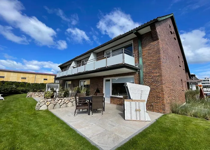 Апартаменты Strand Lodge *